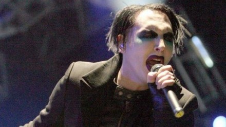 Paura per Marilyn Manson, crolla scenografia durante un live